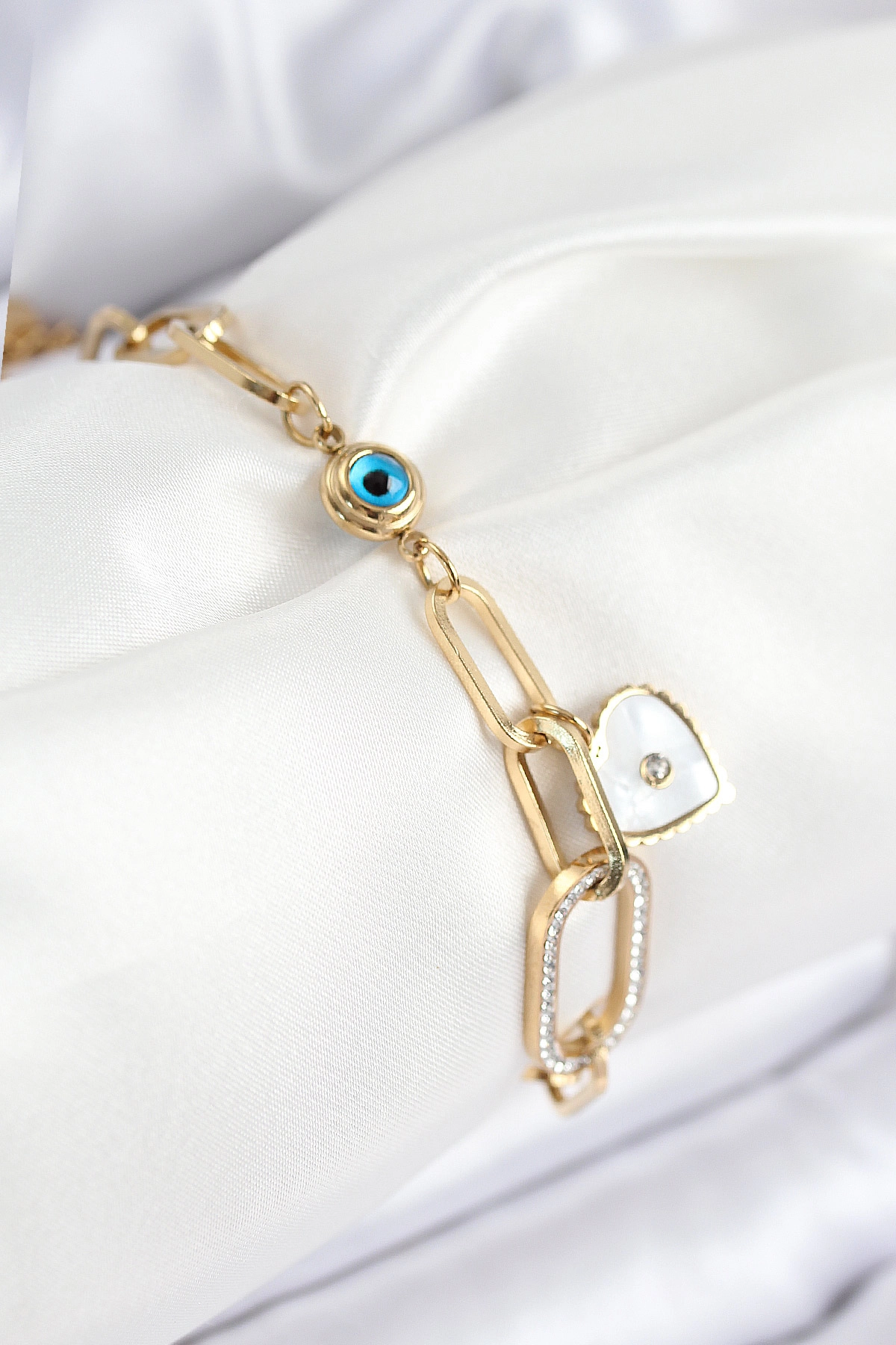 316L Çelik Nazar Boncuğu Ve Zirkon Taşlı Kalp Model Gold Renk Kadın Bileklik