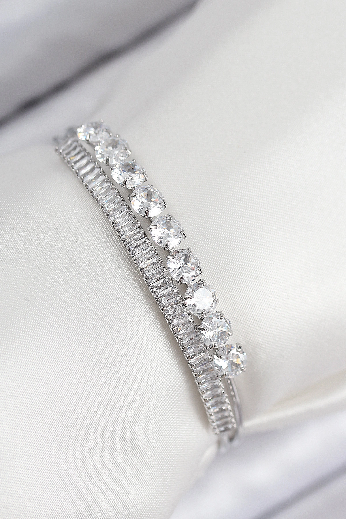 Pirinç Zirkon Taşlı Su Yolu Model Gümüş Renk Kadın Bileklik