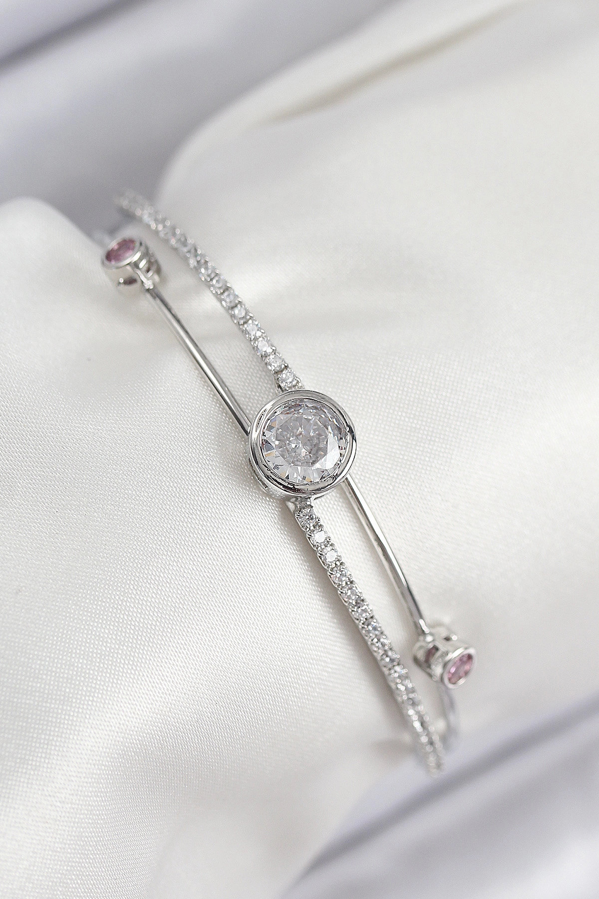 Pirinç Zirkon Taşlı Pırlanta Model Gümüş Renk Kadın Bileklik