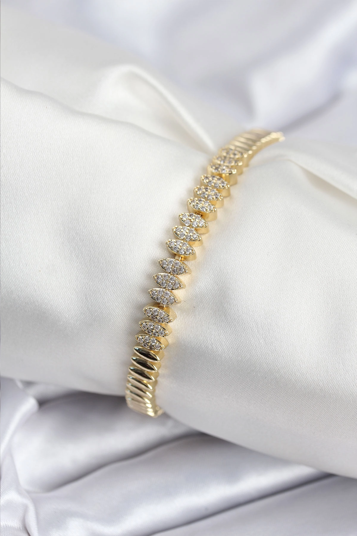 Pirinç VIP Seri Gold Renk Zirkon Taşlı Arpa Model Kadın Bileklik