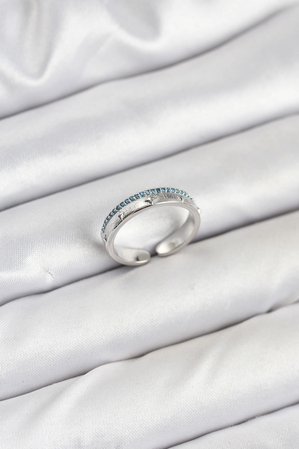 Pirinç Gümüş Renk Sıralı Zirkon Taşlı Kutup Yıldızı Model Kadın Yüzük