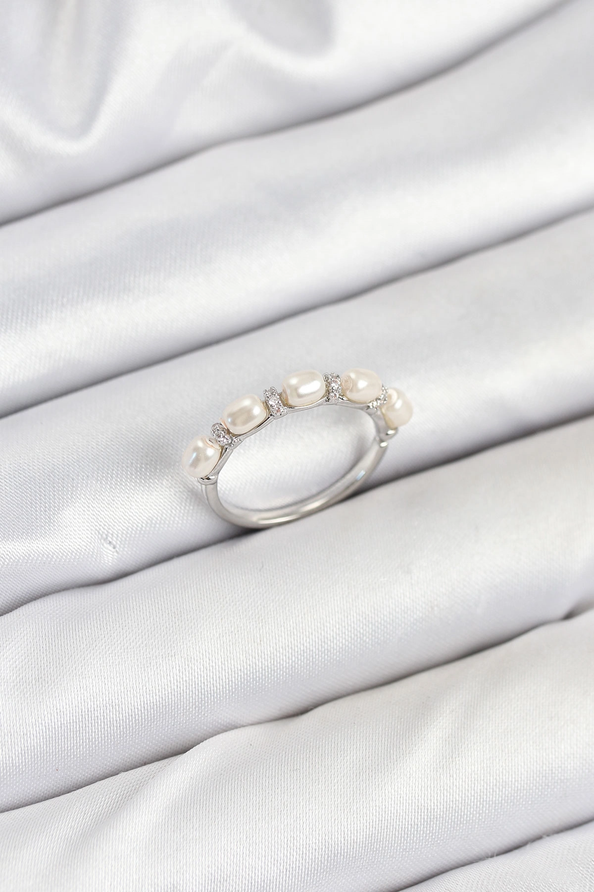 Pirinç Gümüş Renk Sıralı İncili Kadın Yüzük