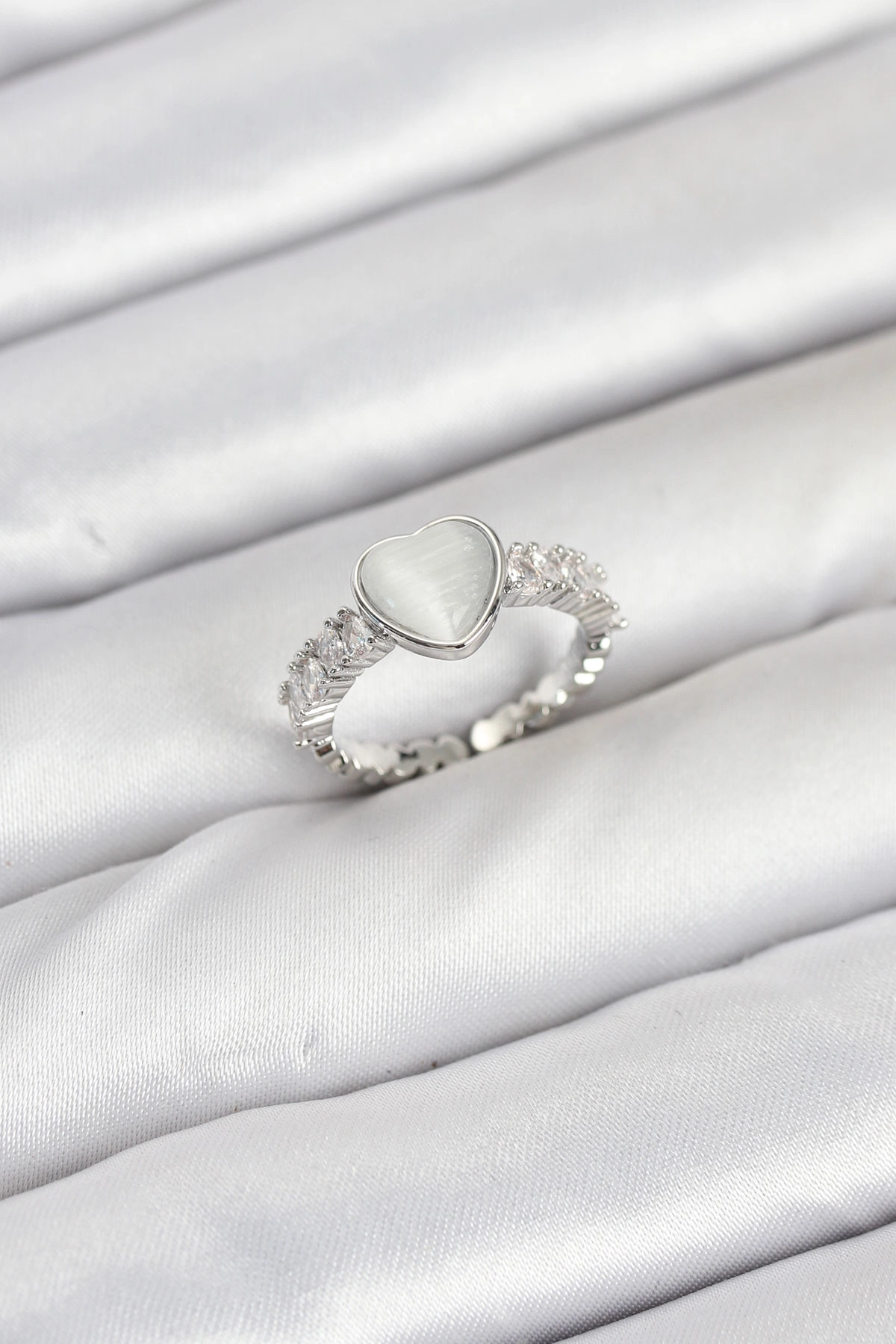 Pirinç Gümüş Renk Zirkon Taşlı Kalpli Kadın Yüzük