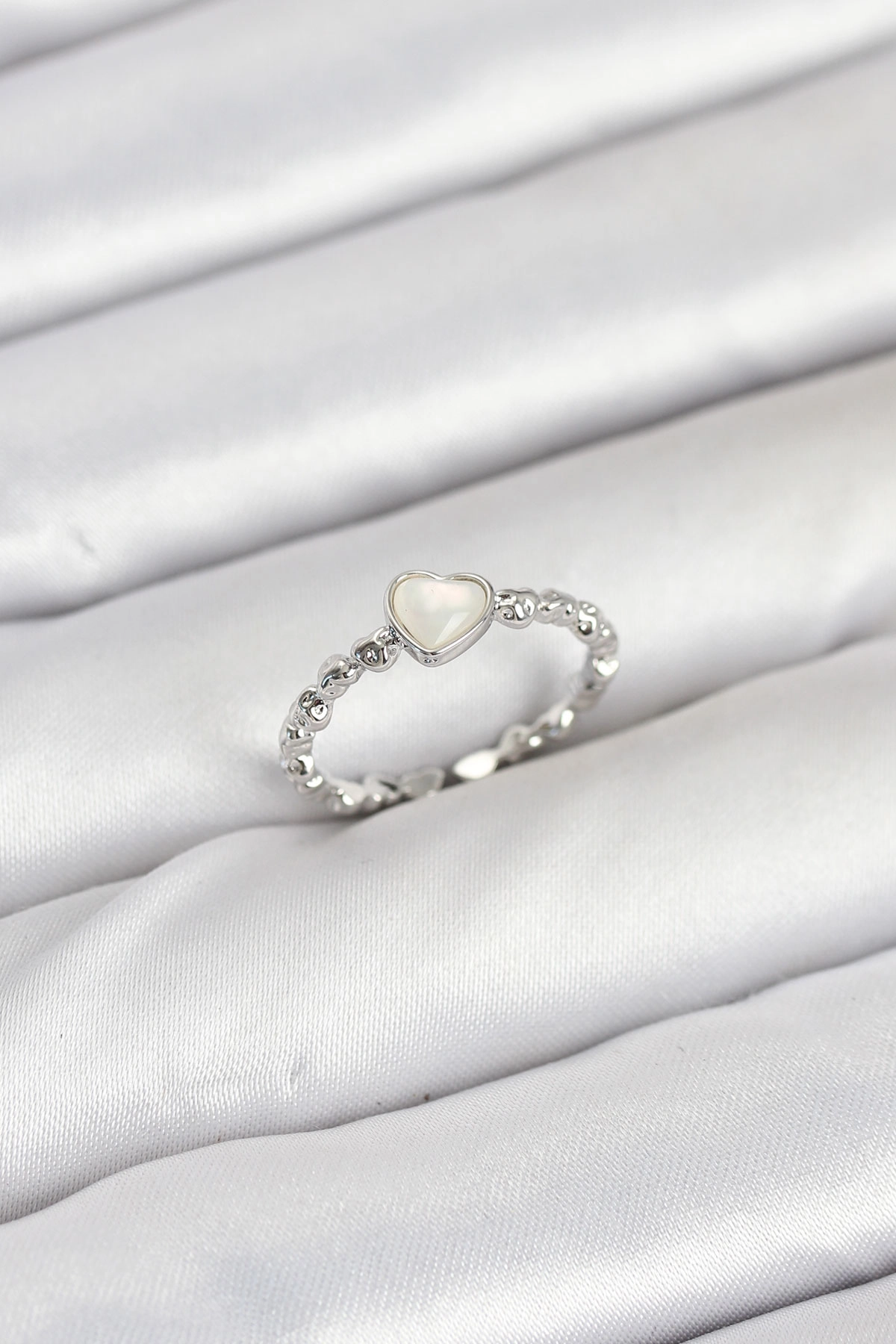 Pirinç Gümüş Renk Kalpli Model Kadın Yüzük