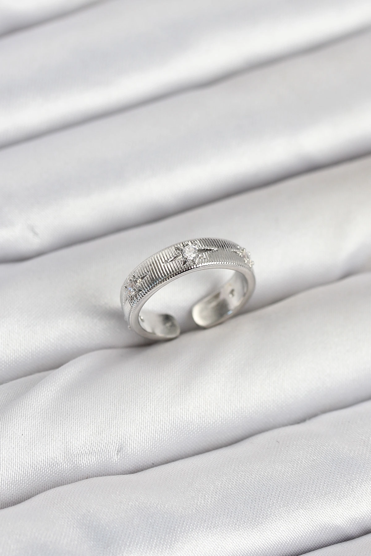 Pirinç Gümüş Renk Zirkon Taşlı Kutup Yıldızı Model Kadın Yüzük