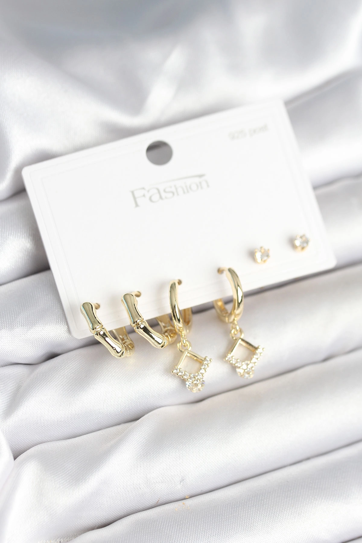 Pirinç Gold Renk 925 Ayar Gümüş Çivili Kadın Küpe Seti