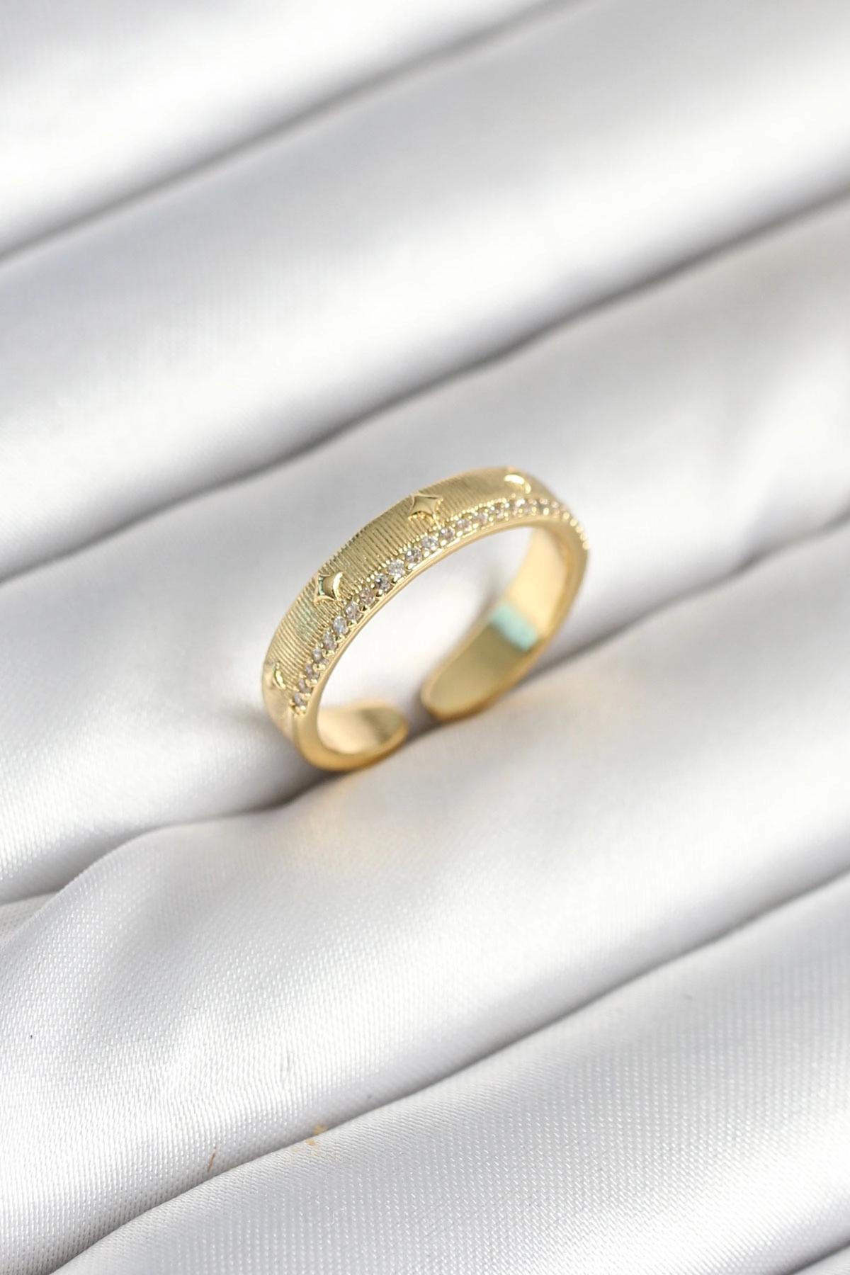 Gold Renk Şerit Zirkon Taşlı Kadın Yüzük