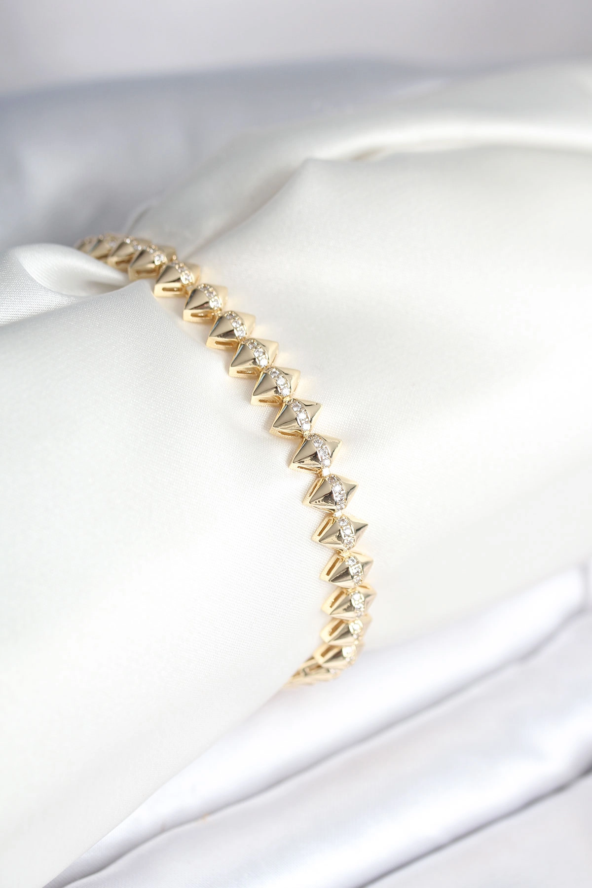 Pirinç Gold Renk Zirkon Taşlı Baklava Model Kadın Bileklik