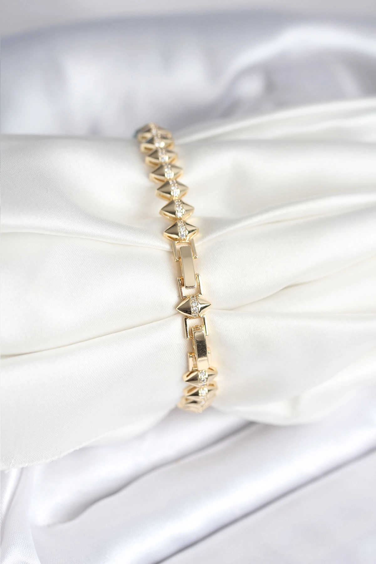 Pirinç Gold Renk Zirkon Taşlı Baklava Model Kadın Bileklik