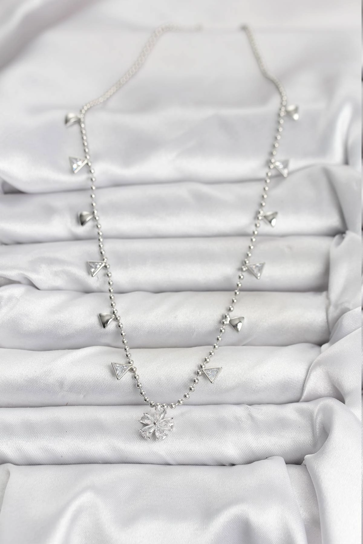 Pirinç Gümüş Renk Zirkon Taşlı Çiçek Model Kadın Kolye