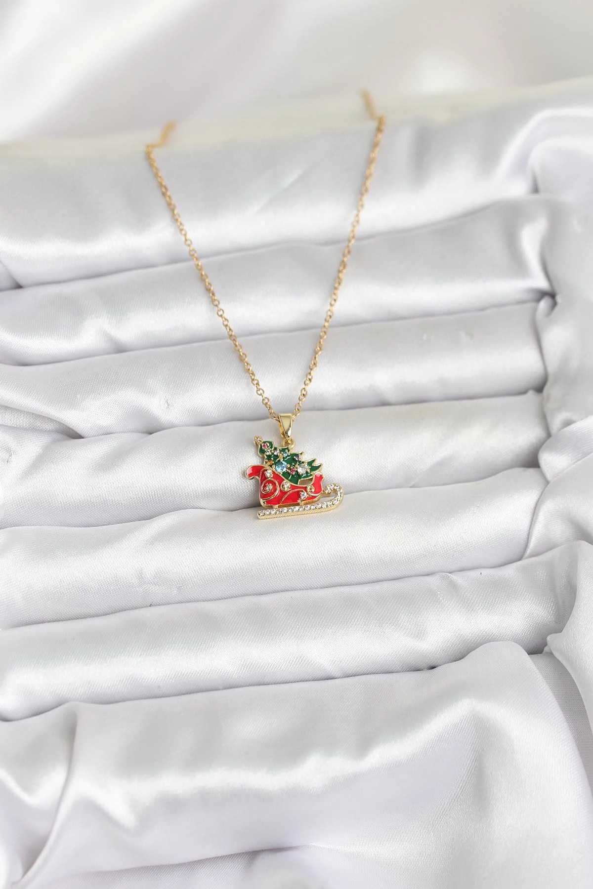 316L Çelik Zincir Gold Renk Kızak ve Çam Ağacı Figürlü Yılbaşı Temalı Kadın Kolye