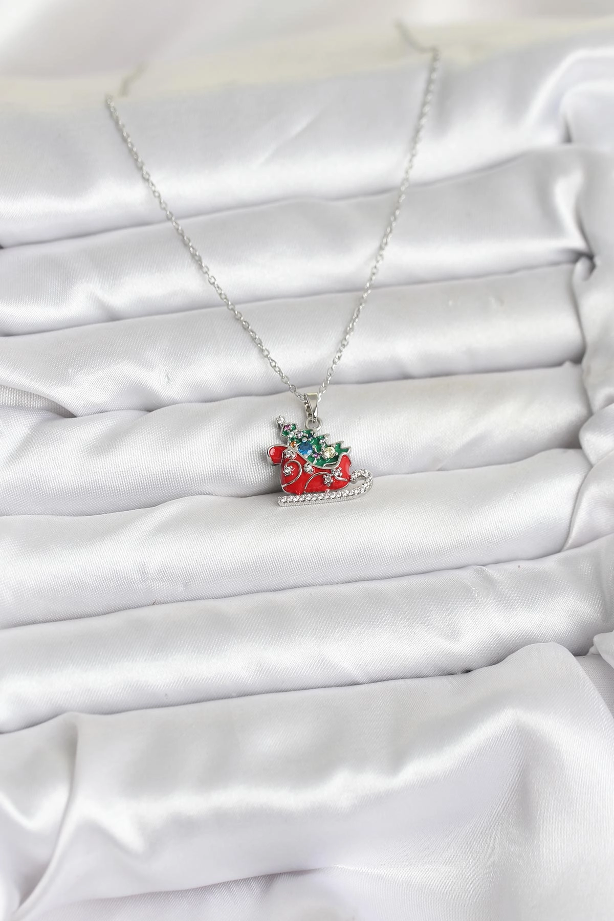 316L Çelik Zincir Gümüş Renk Kızak ve Çam Ağacı Figürlü Yılbaşı Temalı Kadın Kolye