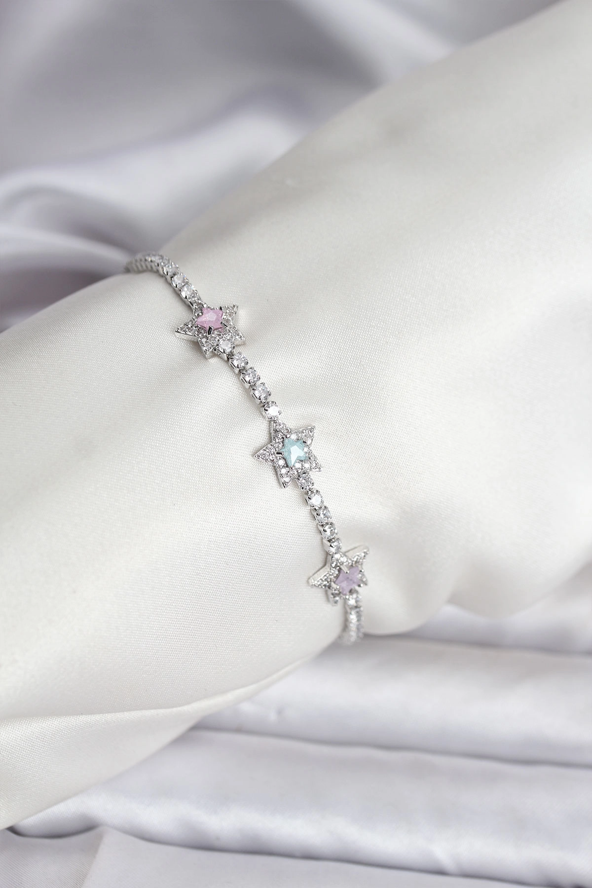 Renkli Yıldız Model Zirkon Taşlı Gümüş Renk Pirinç Su Yolu Kadın Bileklik