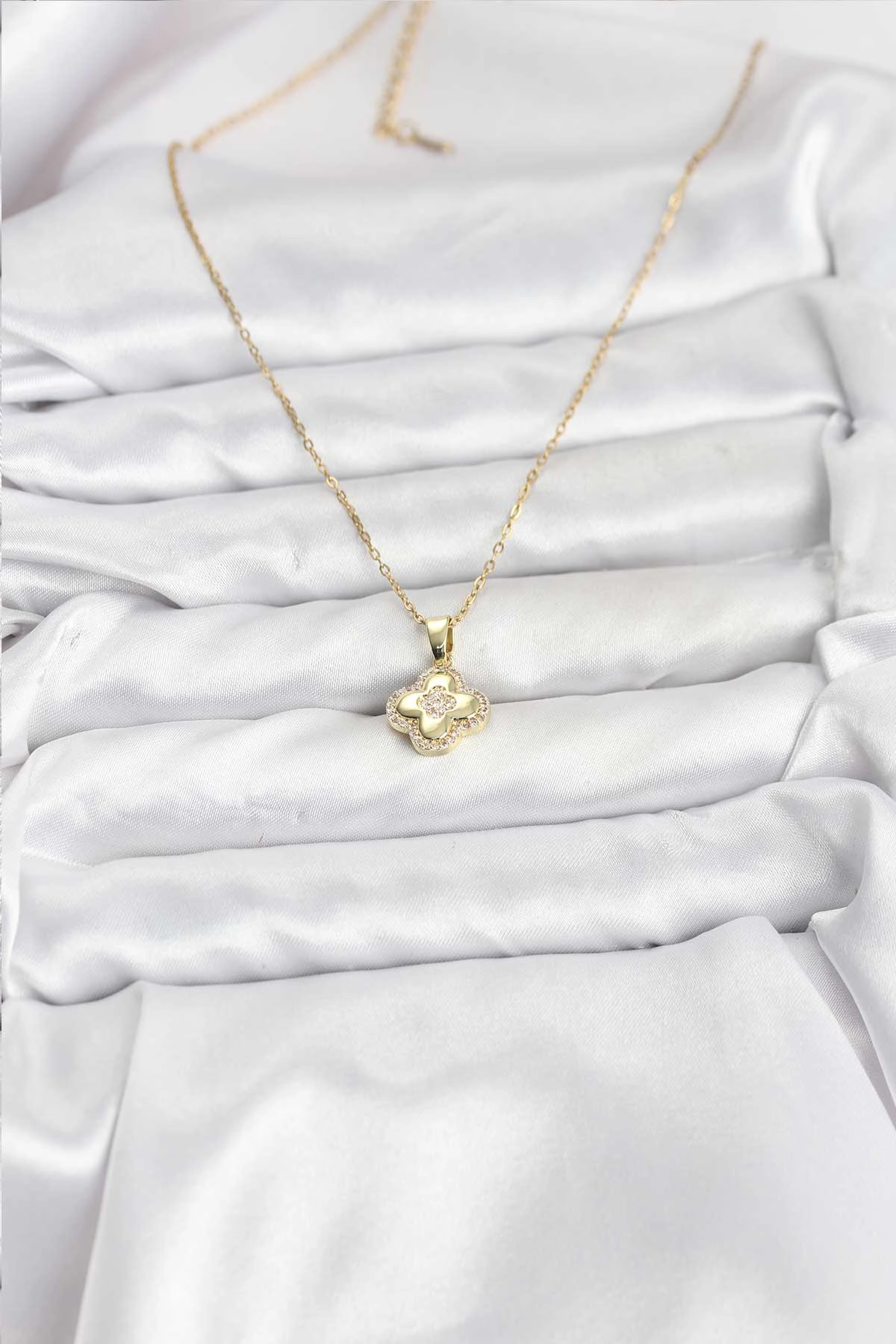 316L Çelik Zincir Gold Renk Zirkon Taşlı Yonca Model Kadın Kolye