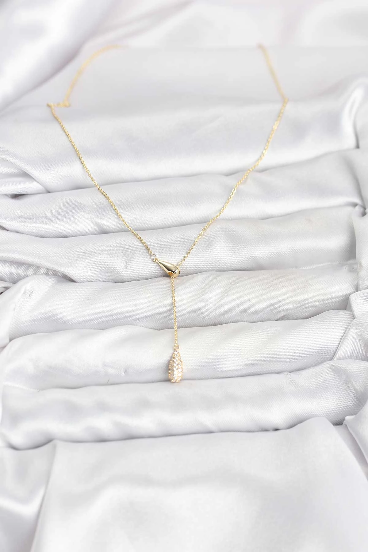 Pirinç Gold Renk Asansörlü Damla Model Kadın Kolye