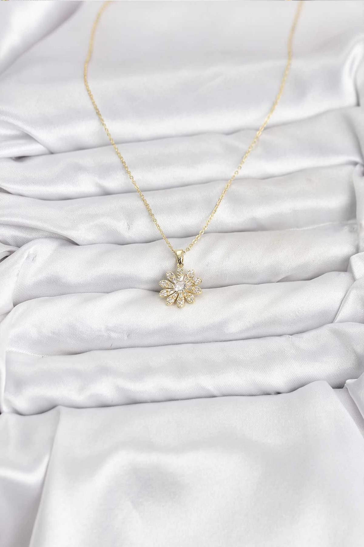 Pirinç Gold Renk Çiçek Model Kadın Kolye