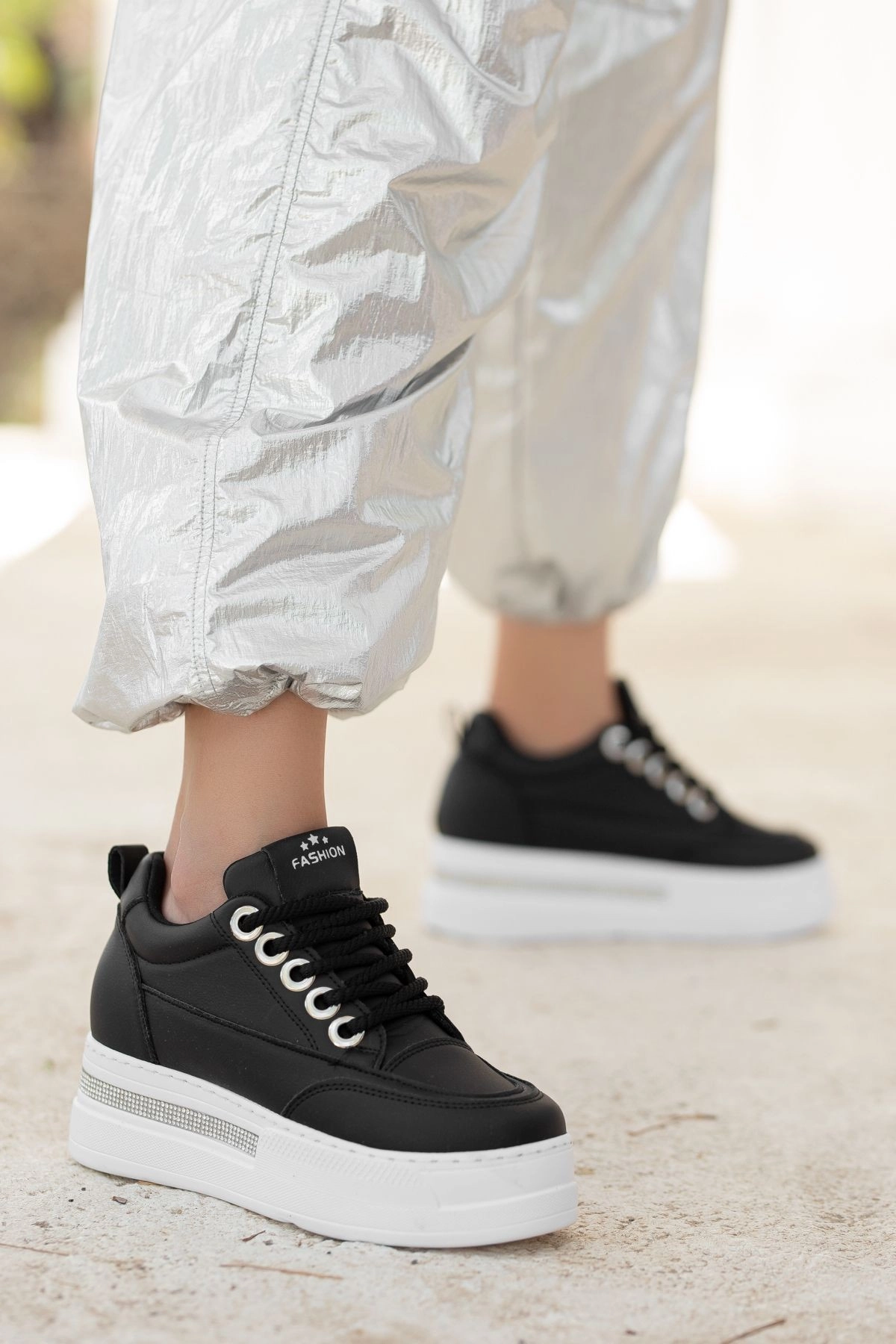 Lulu Siyah Cilt Beyaz Tabanlı Bağcıklı Spor Ayakkabı