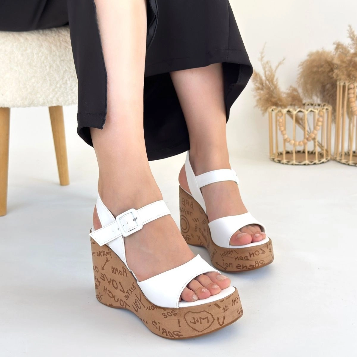 Riboy Beyaz Cilt Dolgu Topuk Sandalet