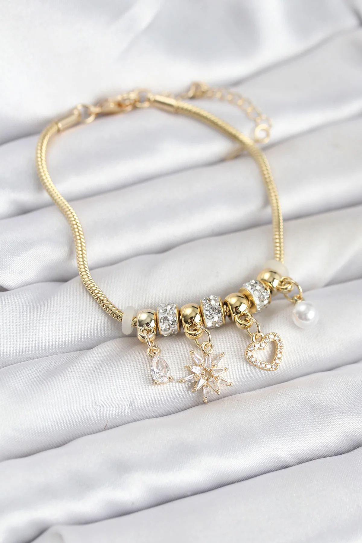 Pirinç Gold Renk Kutup Yıldızı ve Kalp Charmlı Kadın Bileklik