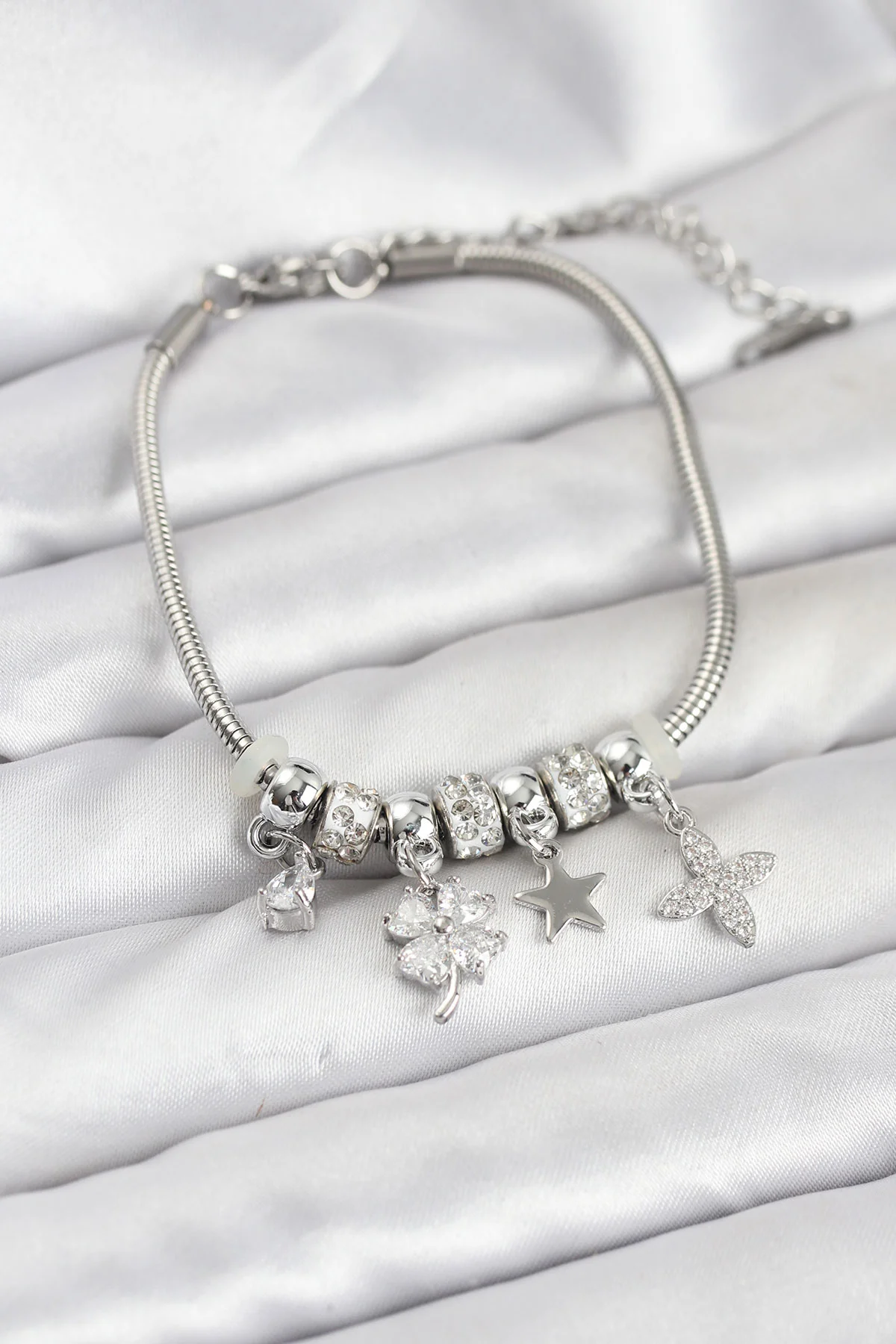 Gümüş Renk Pirinç Yonca Charmlı Kadın Bileklik