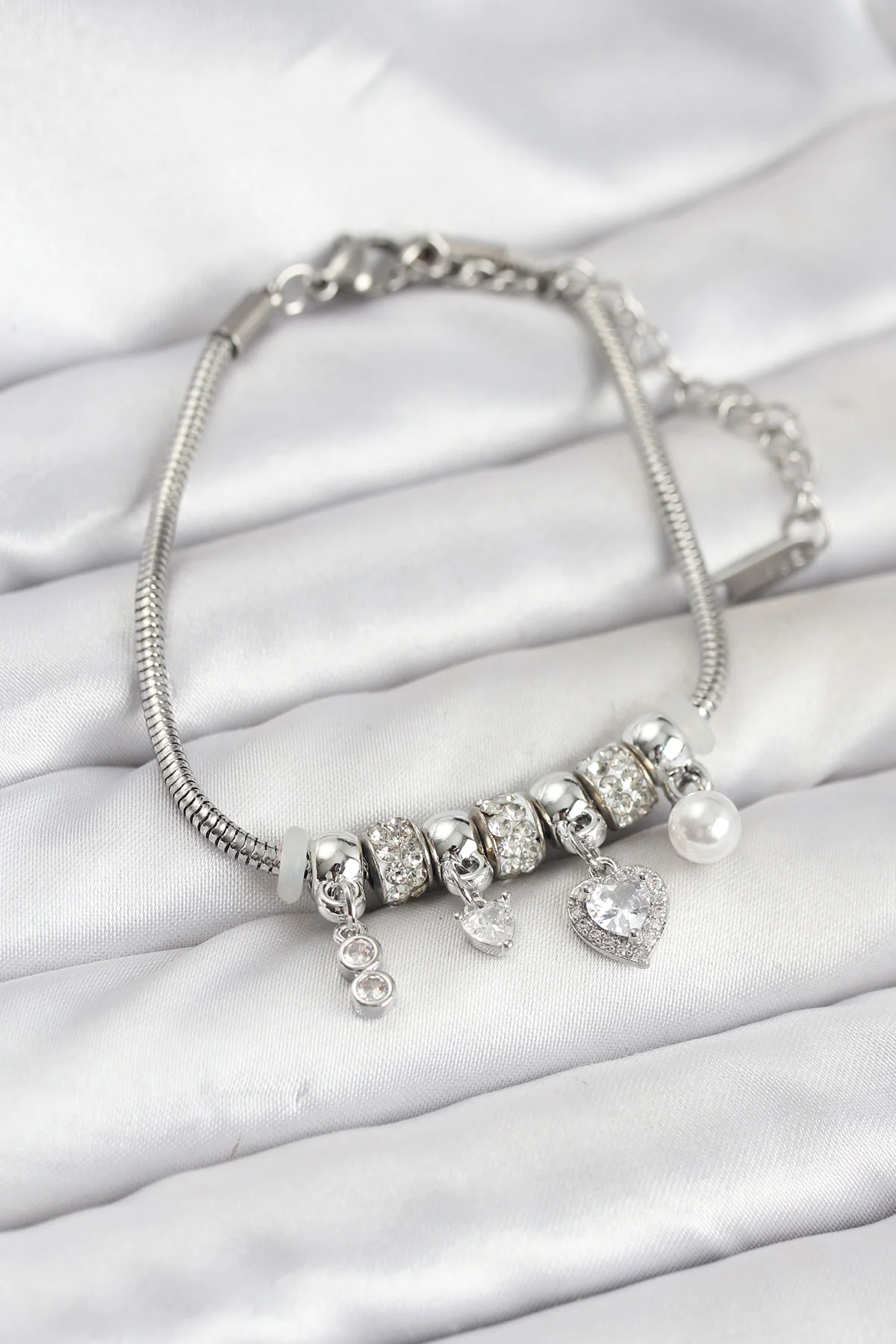 Pirinç Gümüş Renk Kalp Charmlı Kadın Bileklik