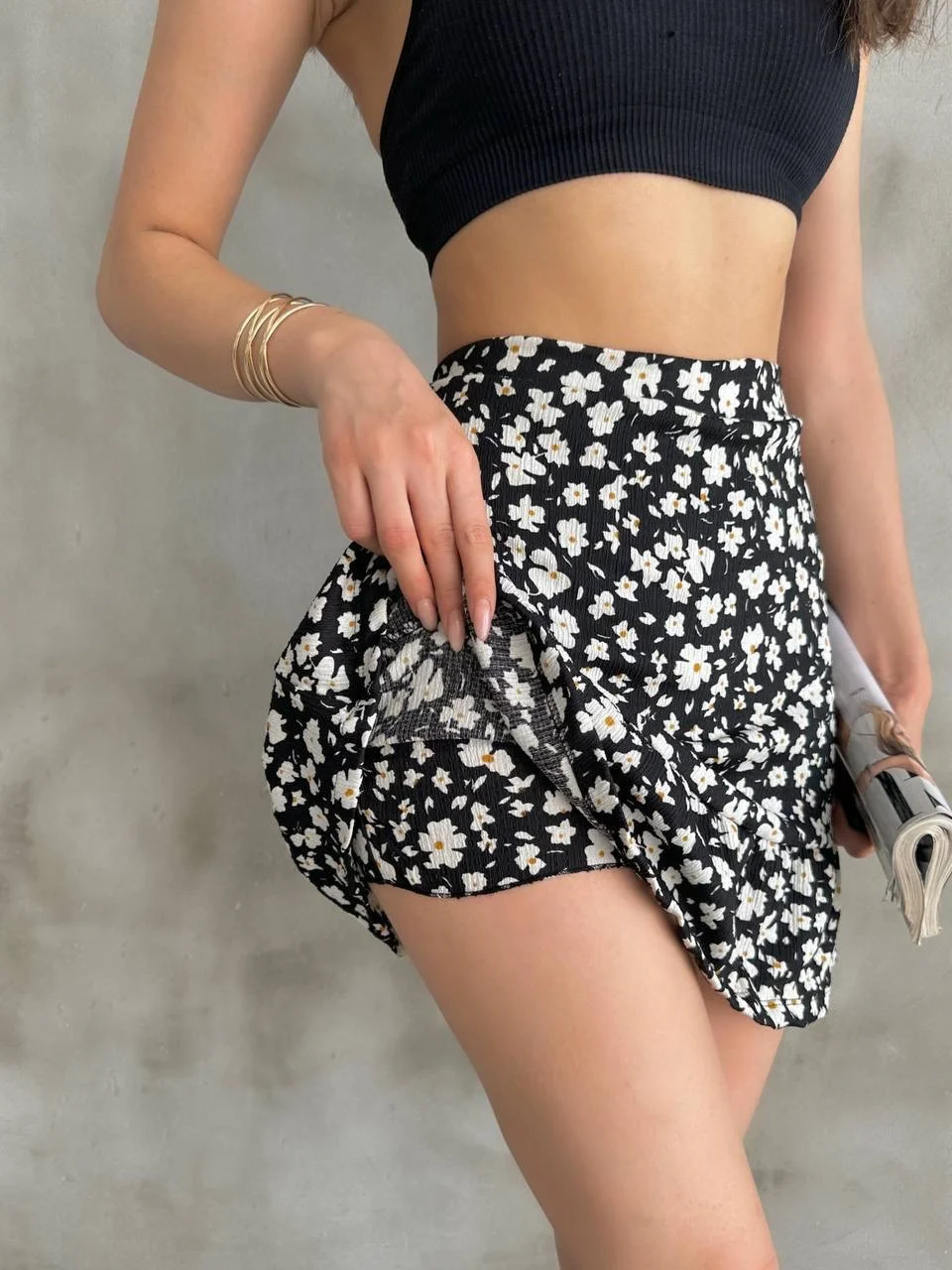 Kadın Siyah Çiçek Desenli Mini Şort Etek