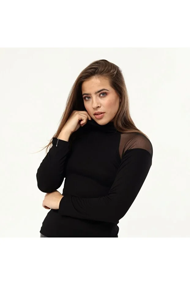 Kadın Siyah Omuzlar Tüllü Boğazlı Bluz