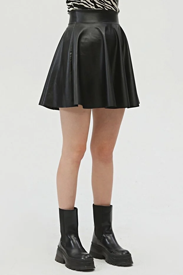 Kadın Mini Kloş Siyah Renkli Suni Deri Etek