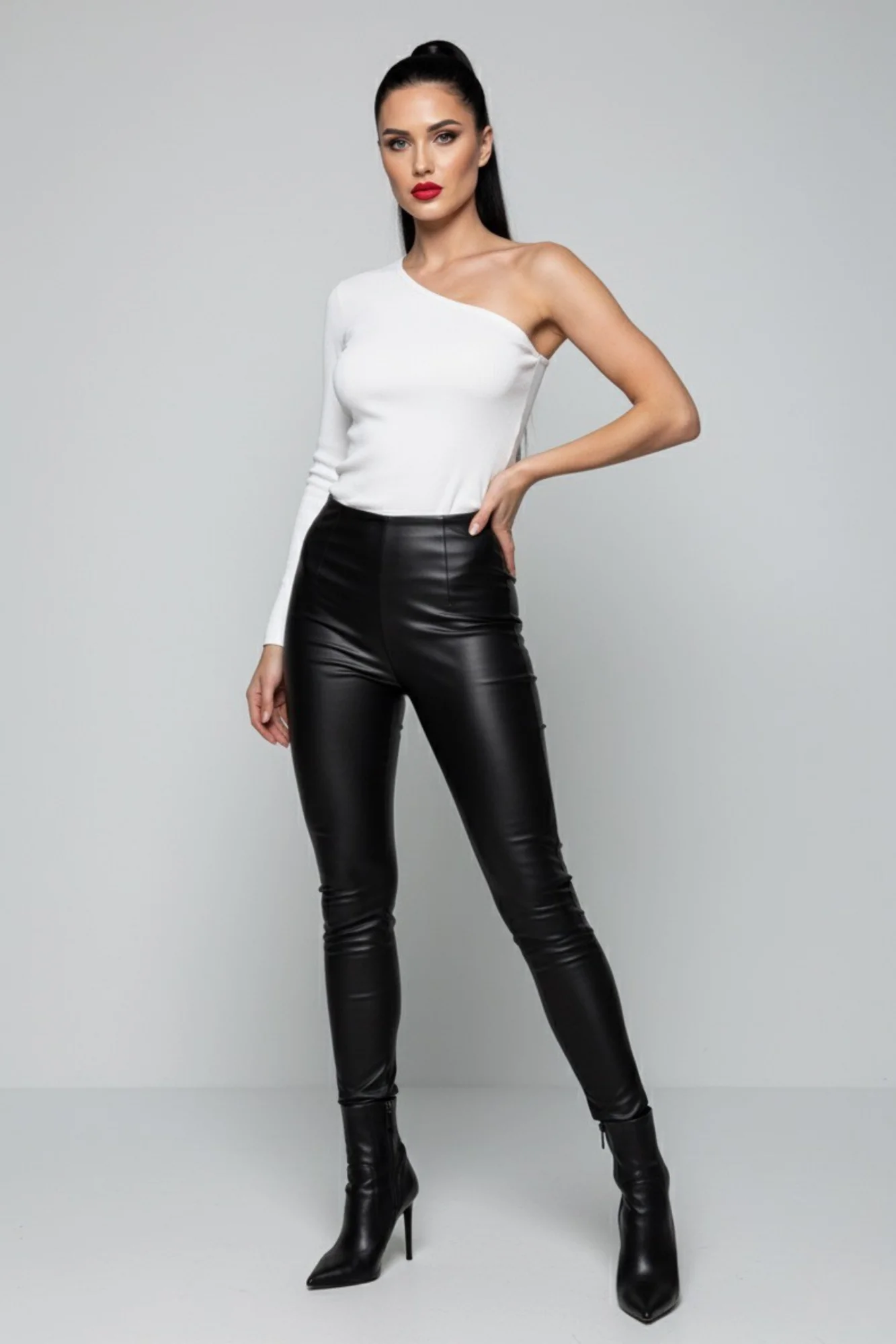 Beyaz Tek Omuz Uzun Kollu Kaşkorse Kadın Bluz