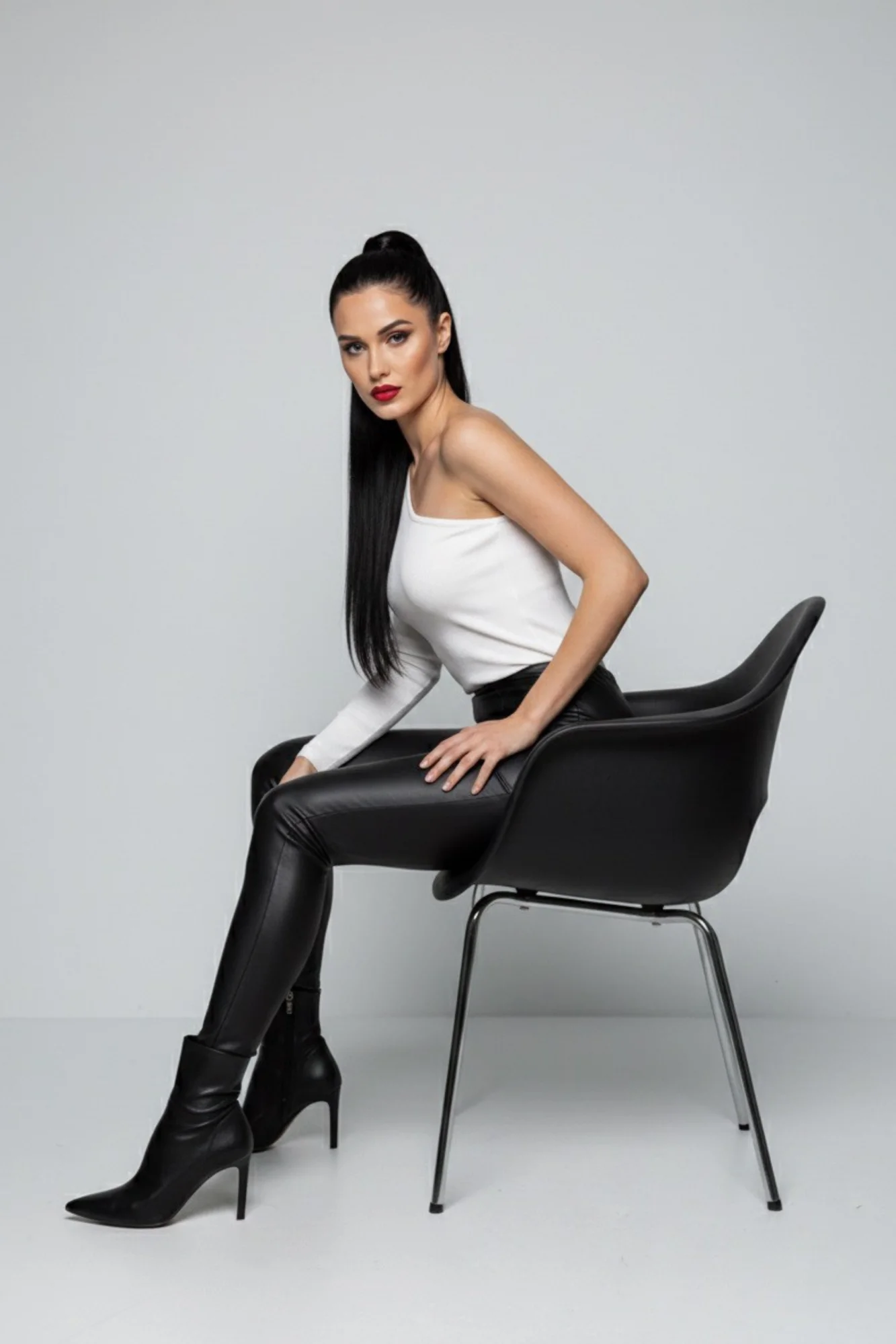 Beyaz Tek Omuz Uzun Kollu Kaşkorse Kadın Bluz