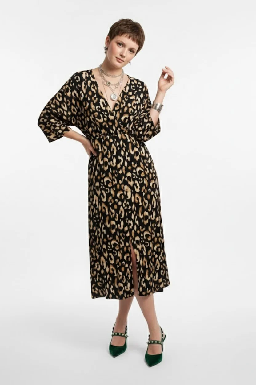 Kadın Siyah Leopar Desenli Bürümcük Dokuma Kruvaze Yaka Yarasa Kol Önü Yırtmaçlı Midi Elbise