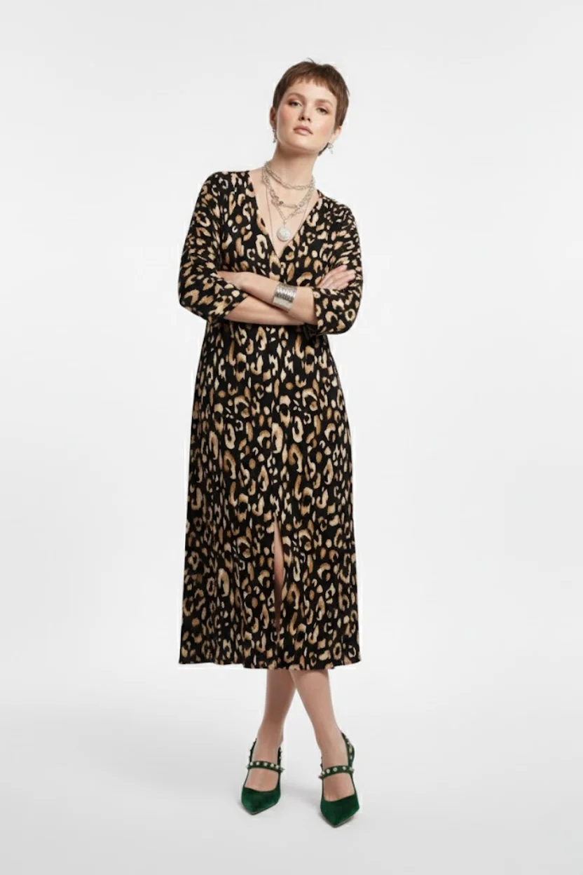 Kadın Siyah Leopar Desenli Bürümcük Dokuma Kruvaze Yaka Yarasa Kol Önü Yırtmaçlı Midi Elbise