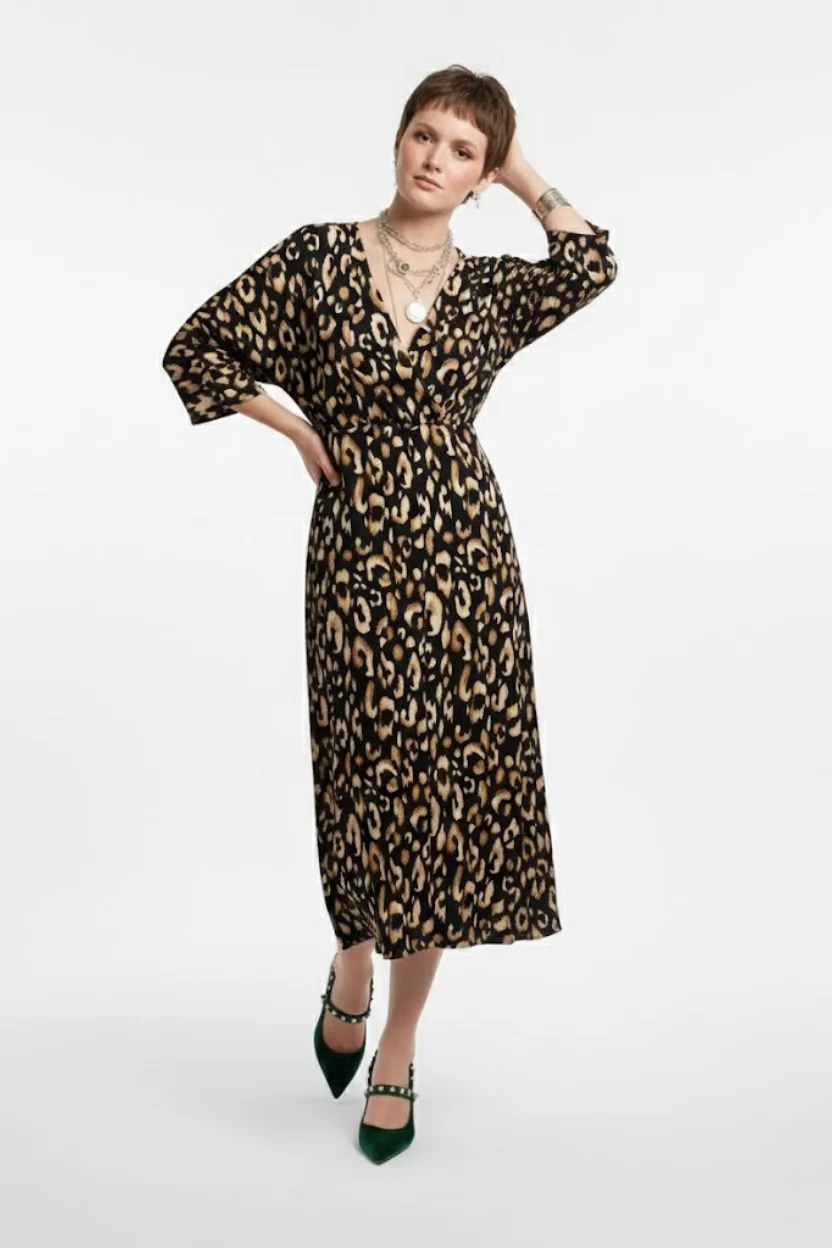 Kadın Siyah Leopar Desenli Bürümcük Dokuma Kruvaze Yaka Yarasa Kol Önü Yırtmaçlı Midi Elbise