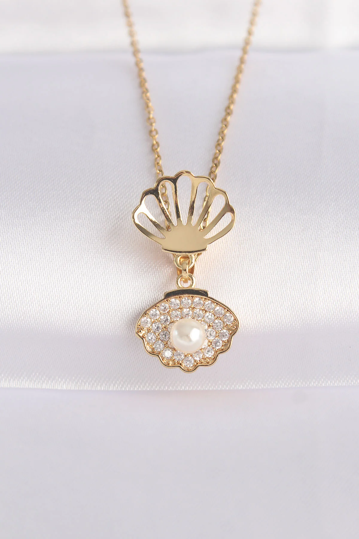 316L Çelik Zincir Altın Renk Zirkon Taşlı İnci Detay İstiridye Kolye