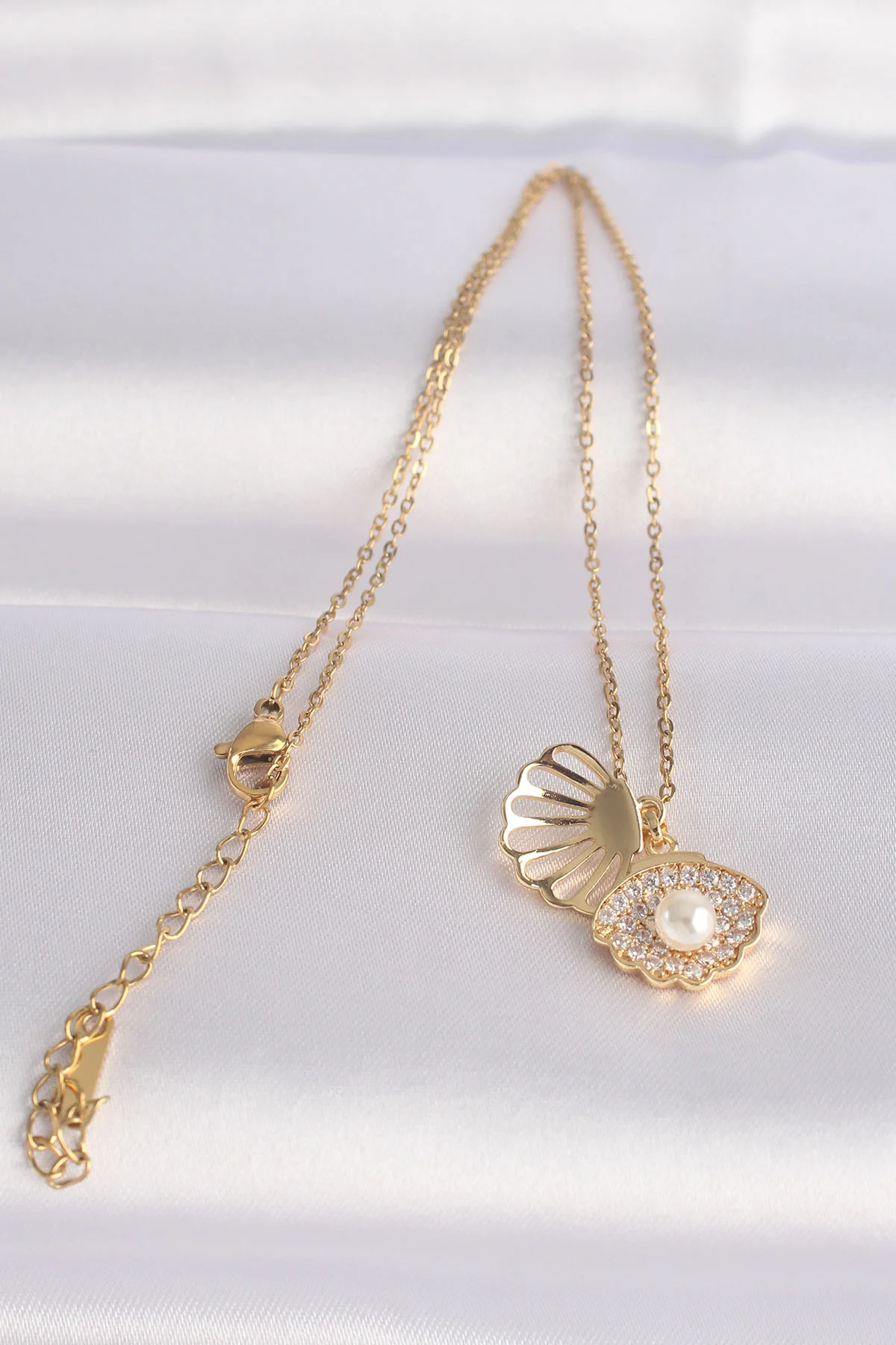 316L Çelik Zincir Altın Renk Zirkon Taşlı İnci Detay İstiridye Kolye