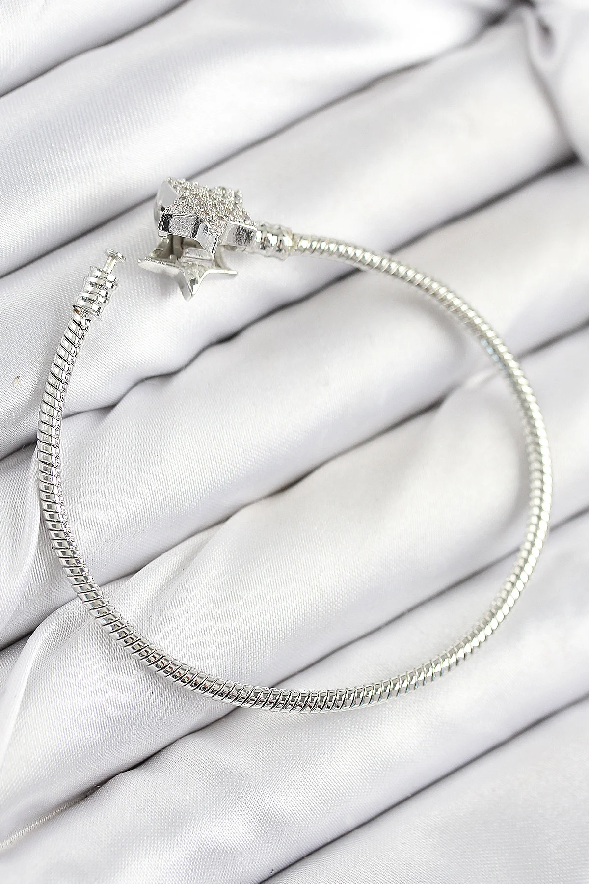 Pirinç Charm Zirkon Taşlı Yıldız Model Gümüş Renk Kadın Bileklik