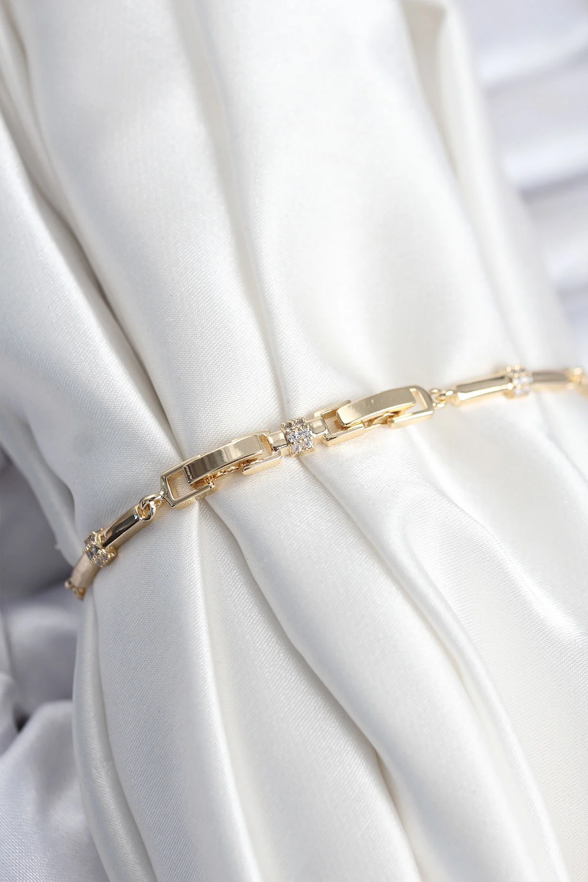 Pirinç VIP Seri Gold Renk Parçalı Model Zirkon Taşlı Kadın Bileklik