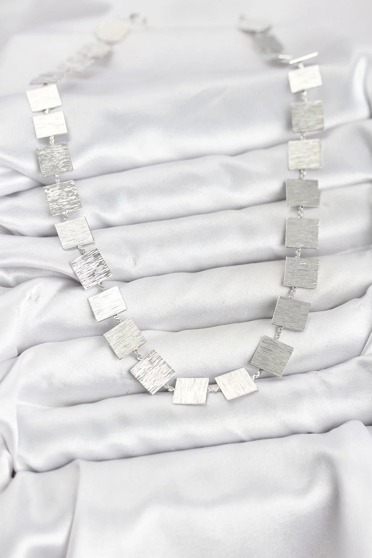 Kare Plaka Model Gümüş Renk Kadın Kolye