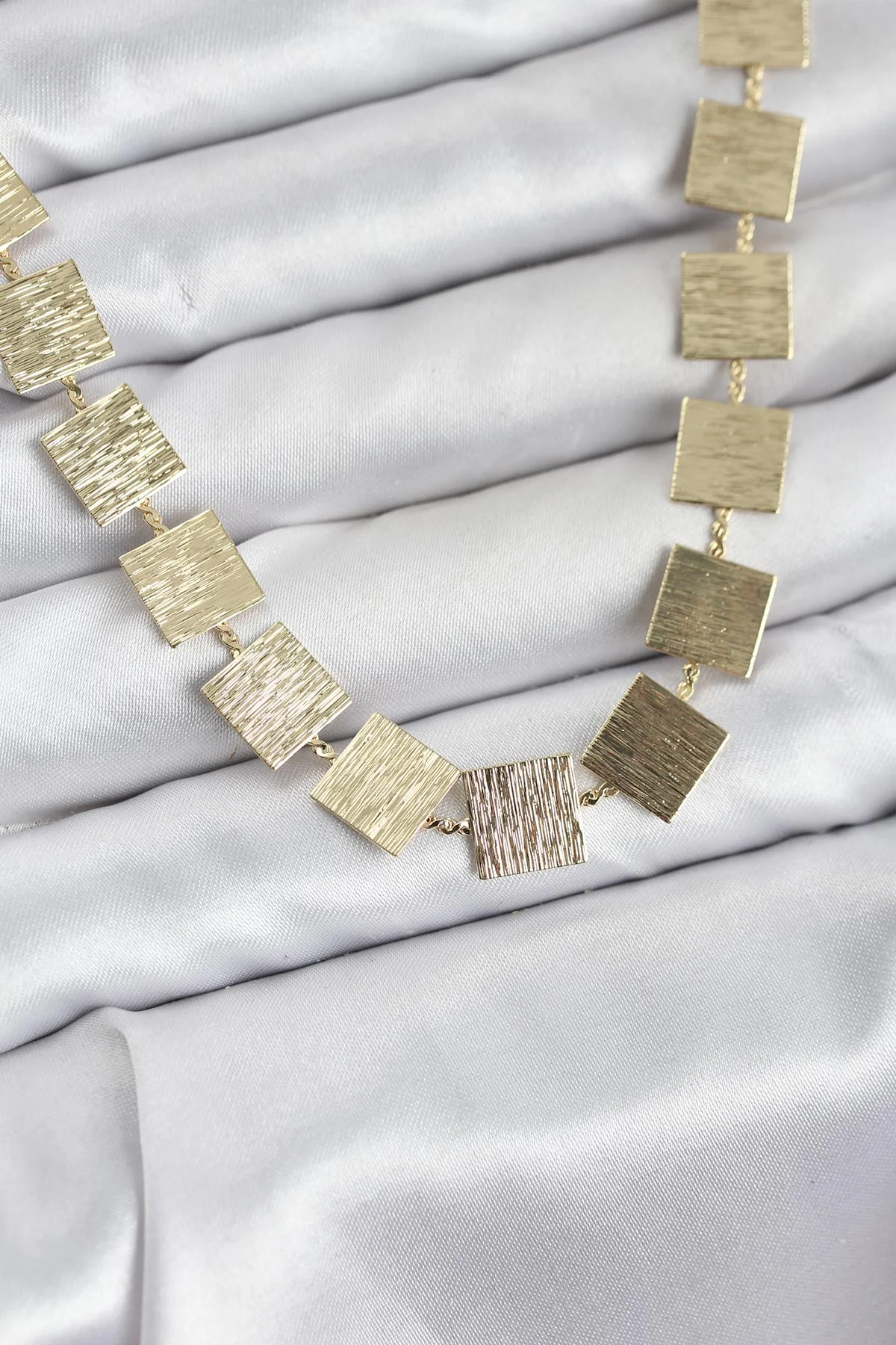 Kare Plaka Model Gold Renk Kadın Kolye