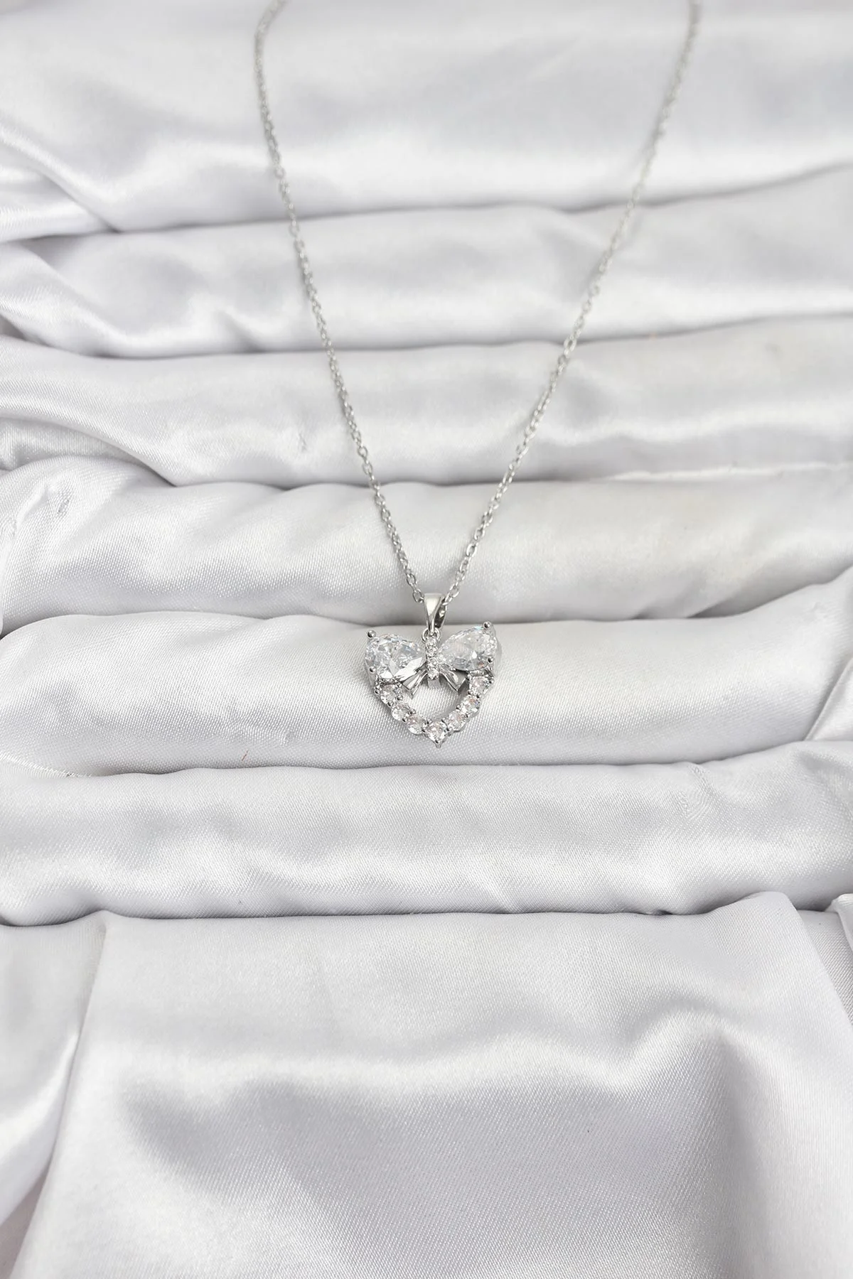 316L Çelik Zincir Gümüş Renk Kalp ve Fiyonk Model Zirkon Taşlı Kadın Kolye