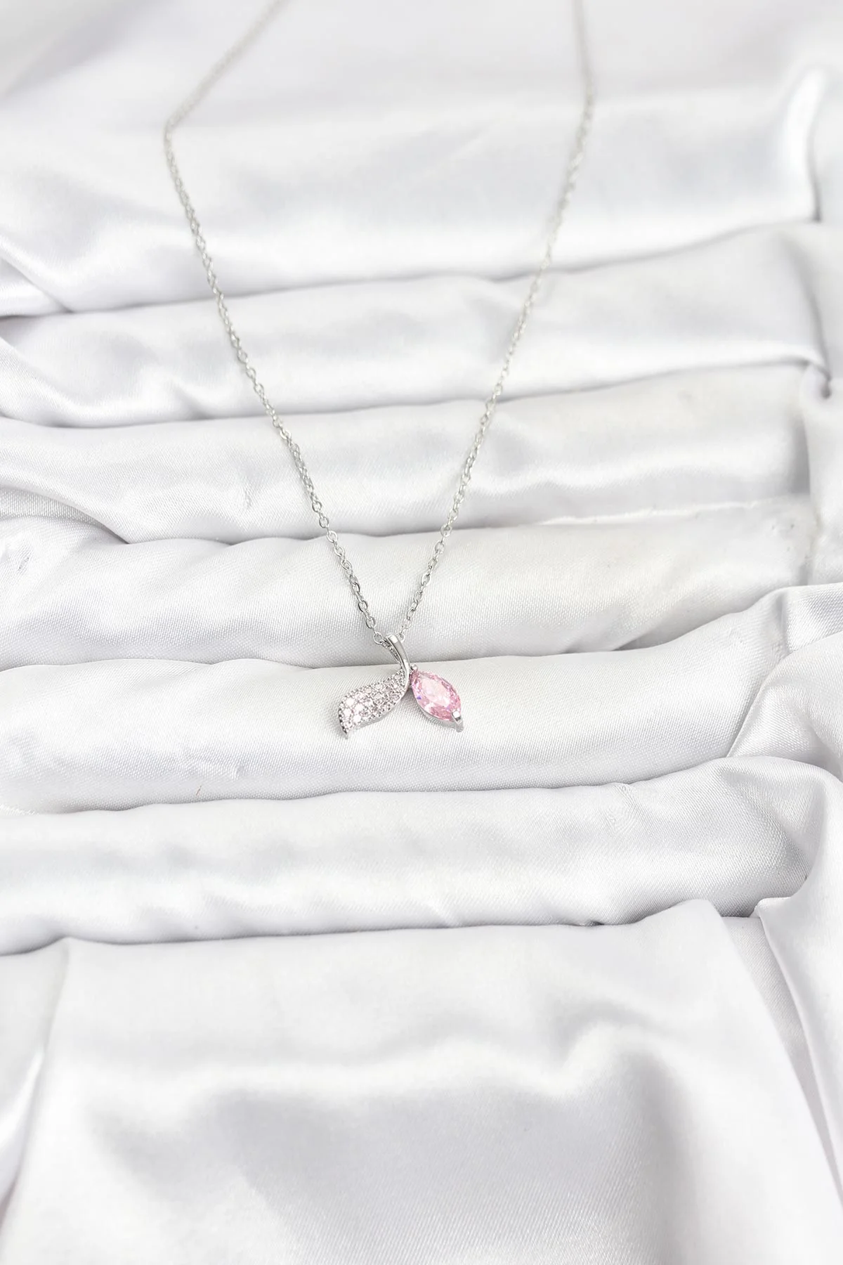 316L Çelik Zincir Gümüş Renk Balık Kuyruğu Model Zirkon Taşlı Kadın Kolye