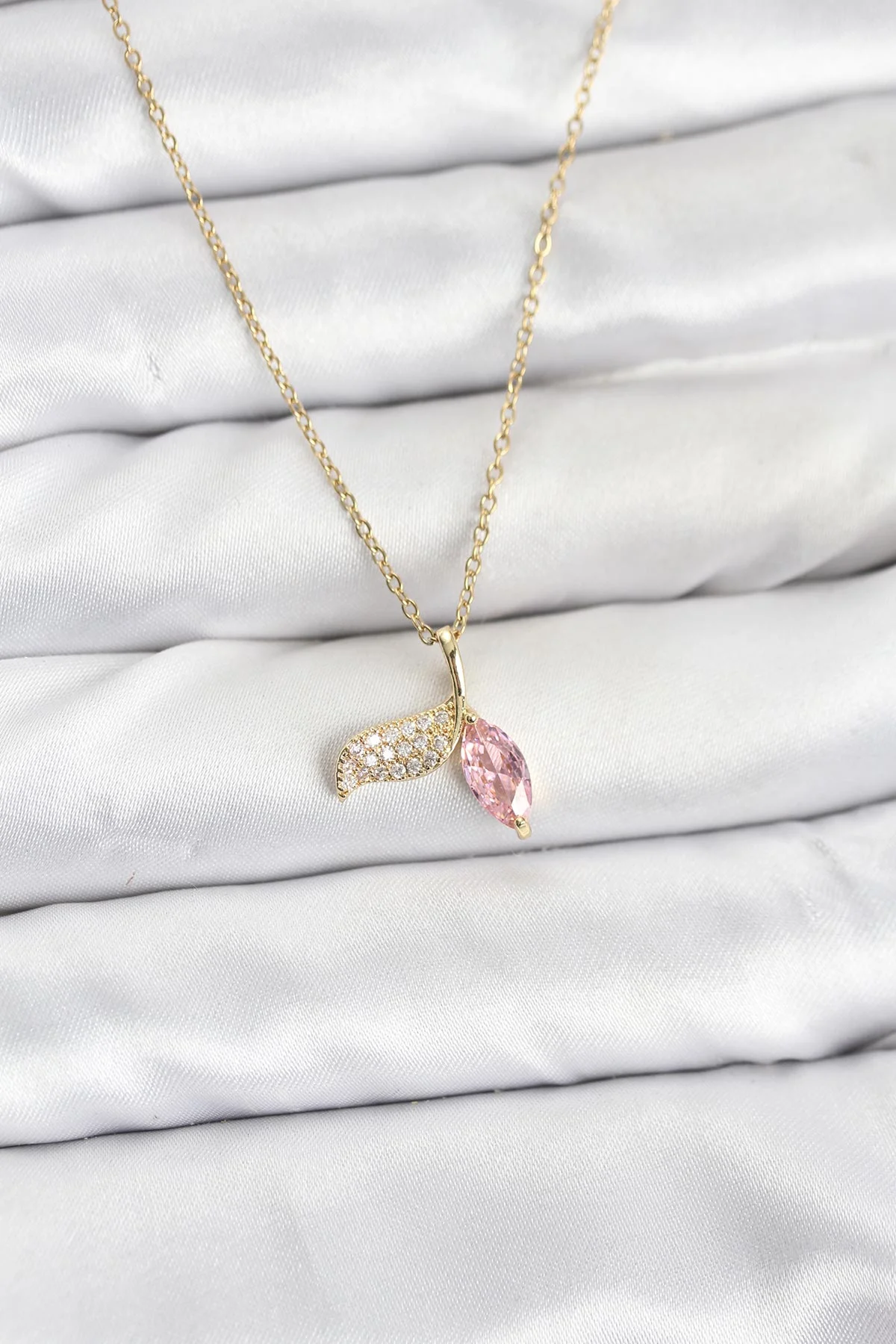 316L Çelik Zincir Gold Renk Balık Kuyruğu Model Zirkon Taşlı Kadın Kolye