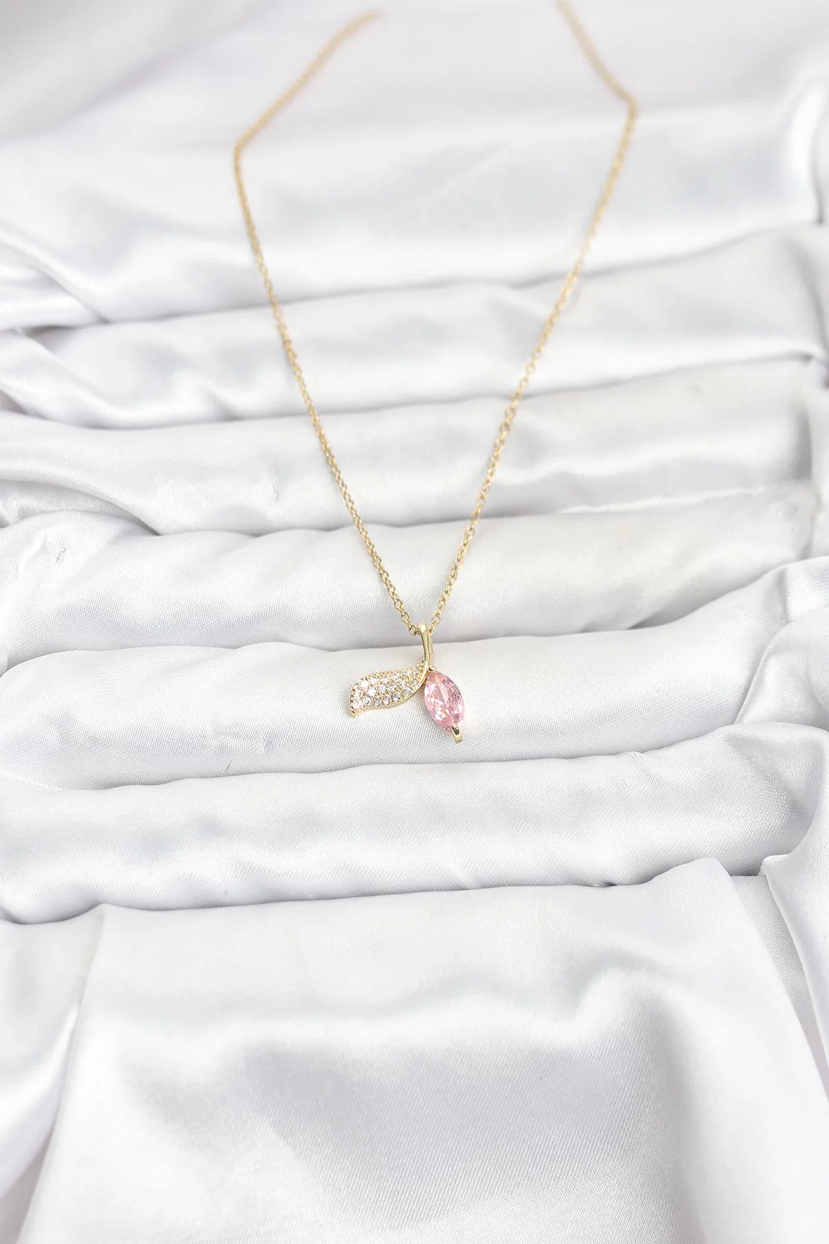 316L Çelik Zincir Gold Renk Balık Kuyruğu Model Zirkon Taşlı Kadın Kolye