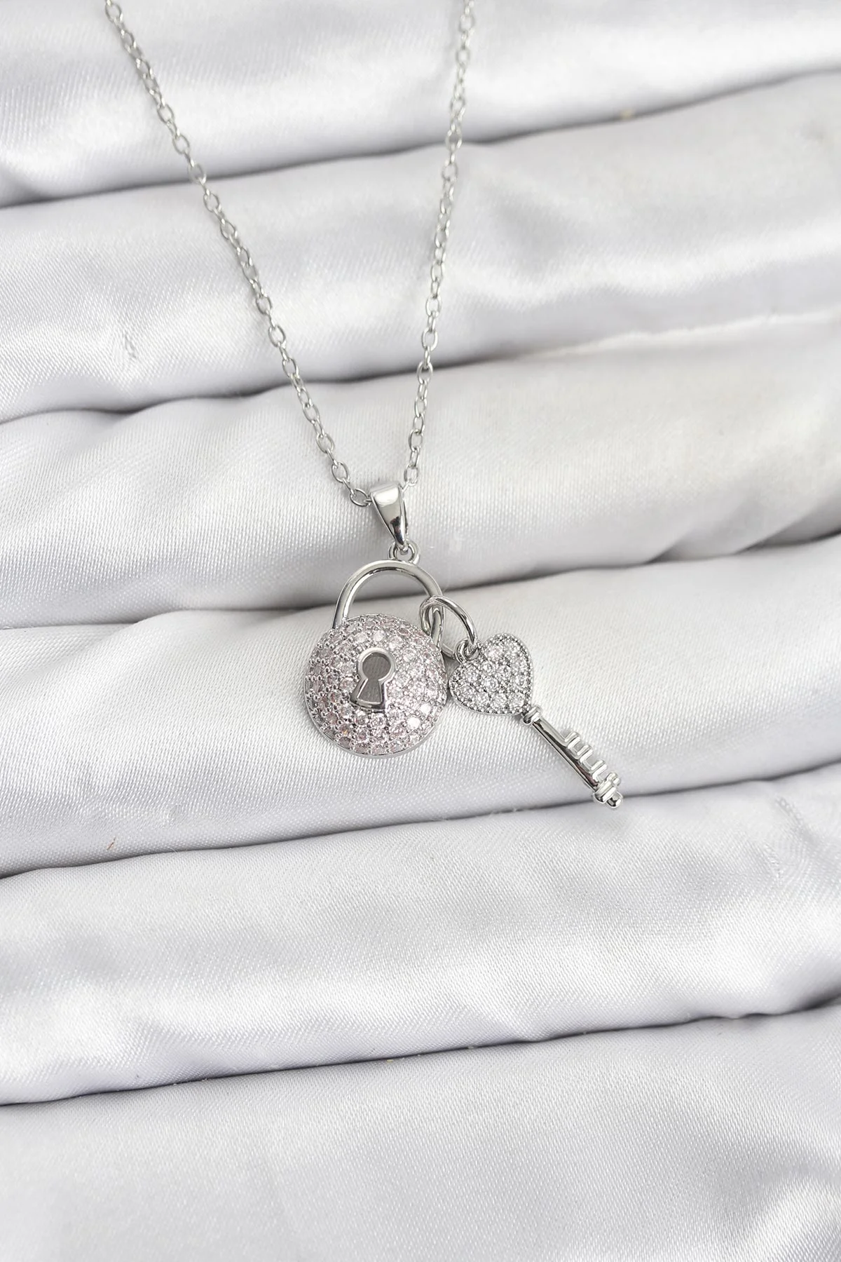 316L Çelik Zincir Gümüş Renk Kilit Anahtar Model Zirkon Taşlı Kadın Kolye