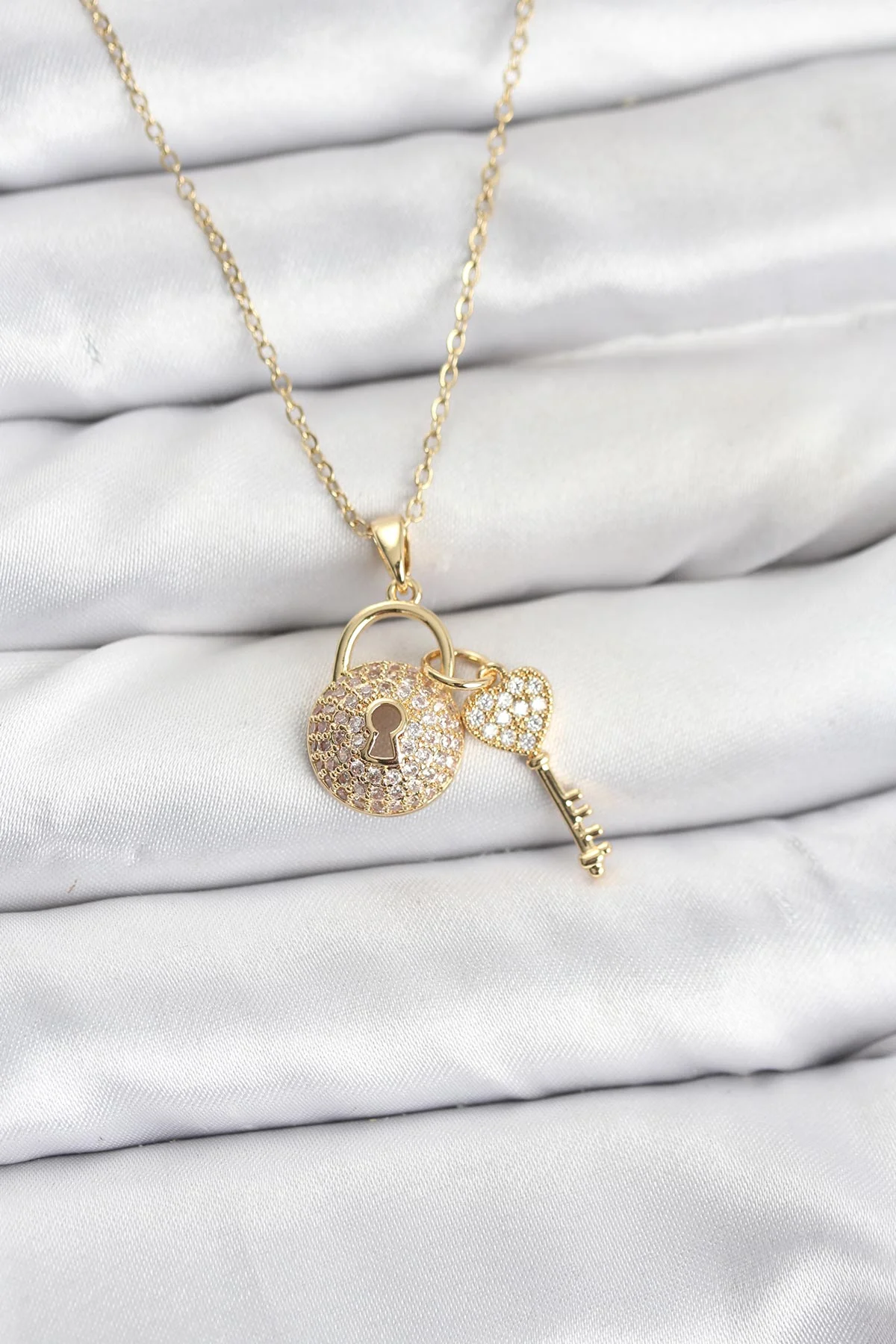 316L Çelik Zincir Gold Renk Kilit Anahtar Model Zirkon Taşlı Kadın Kolye