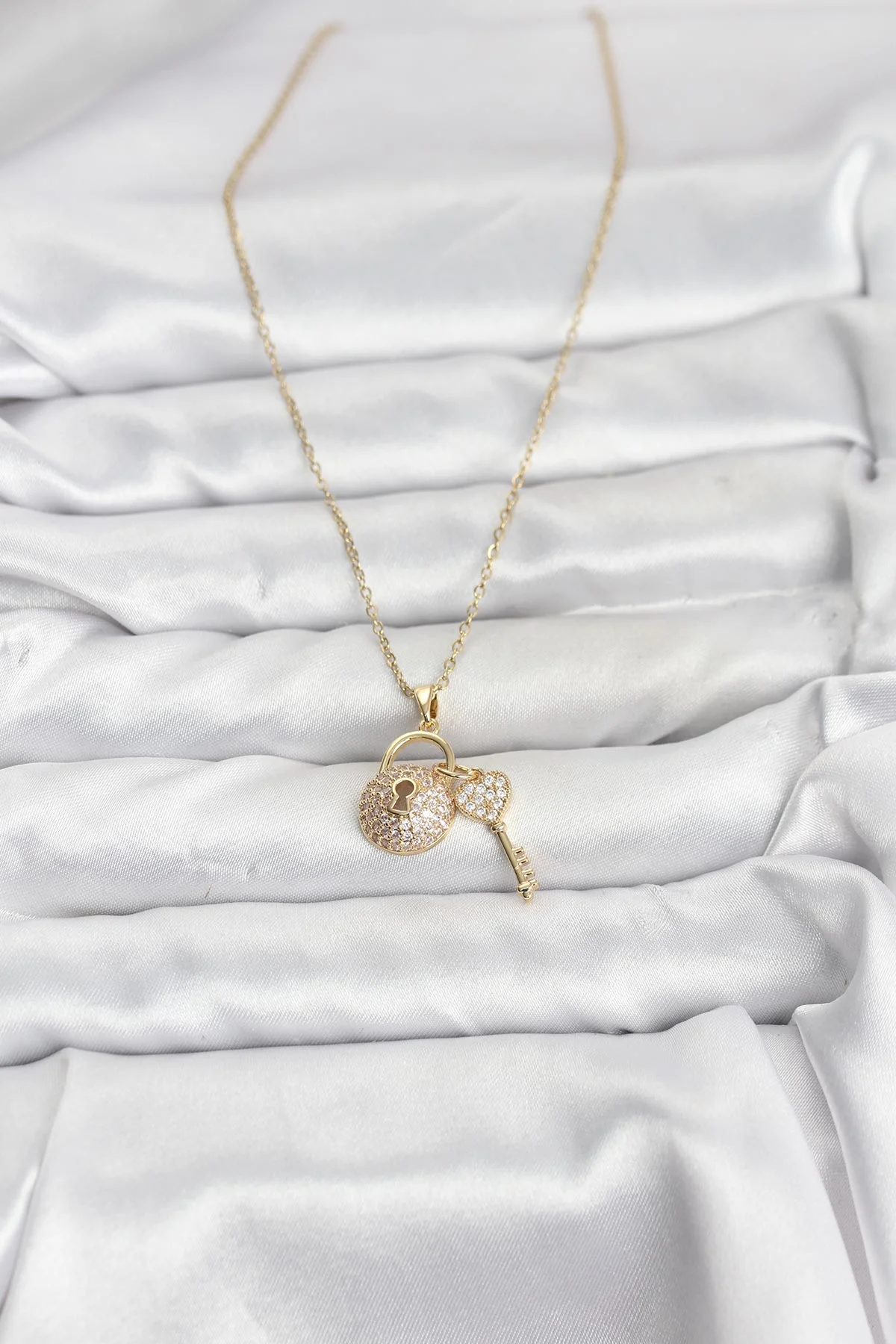 316L Çelik Zincir Gold Renk Kilit Anahtar Model Zirkon Taşlı Kadın Kolye