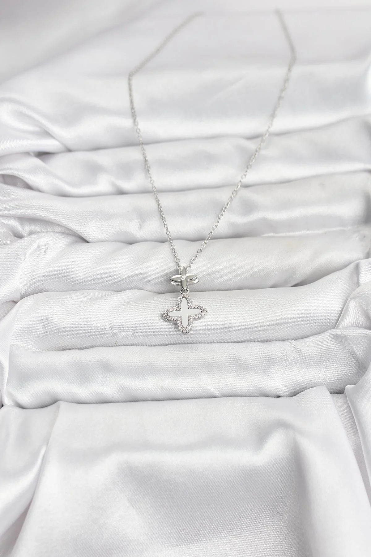 316L Çelik Zincir Gümüş Renk 4 Yapraklı Yonca Model Zirkon Taşlı Kadın Kolye