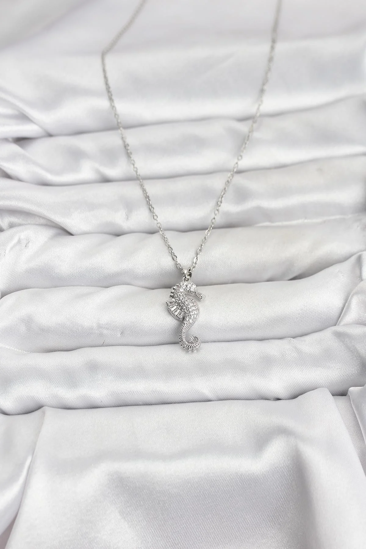 316L Çelik Zincir Gümüş Renk Deniz Atı Model Zirkon Taşlı Kadın Kolye