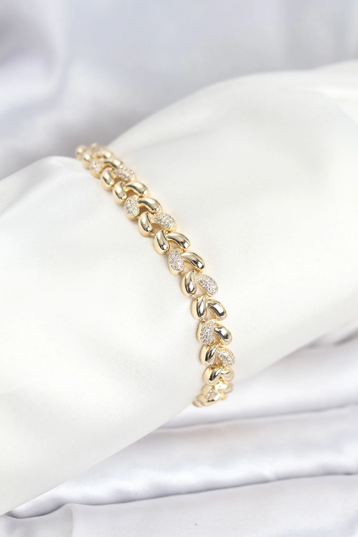 Pirinç Gold Renk VIP Seri Sarmal Damla Model Zirkon Taşlı Kadın Bileklik