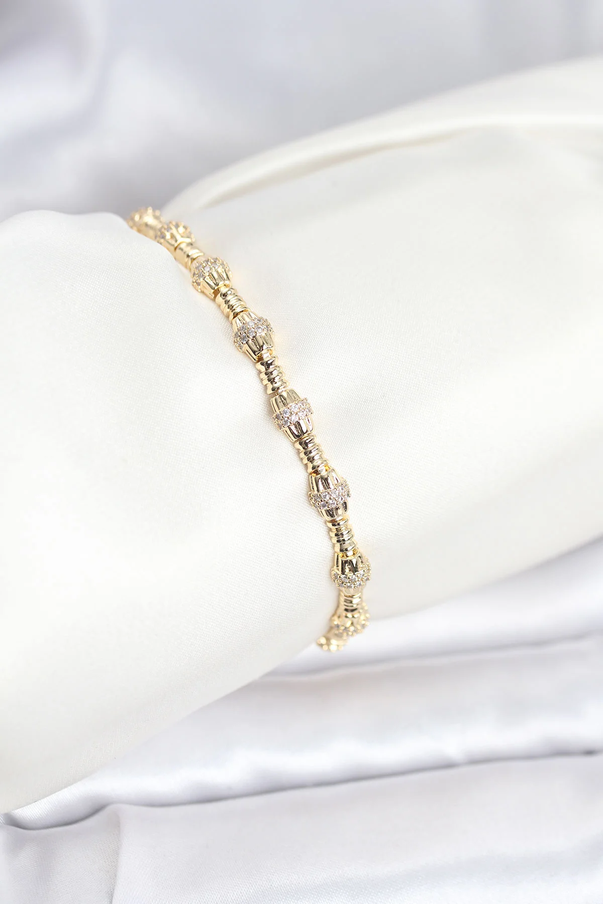 Pirinç Gold Renk VIP Seri Punta Model Zirkon Taşlı Kadın Bileklik